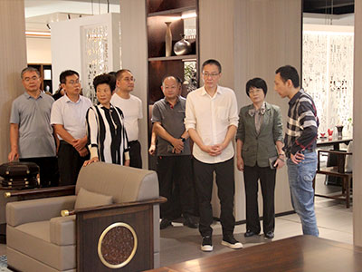 施振宇院长莅临万事博组织生产基地参观工厂指导工作